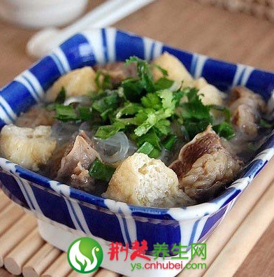 周一清淡晚餐食谱：油豆腐粉丝牛腩汤