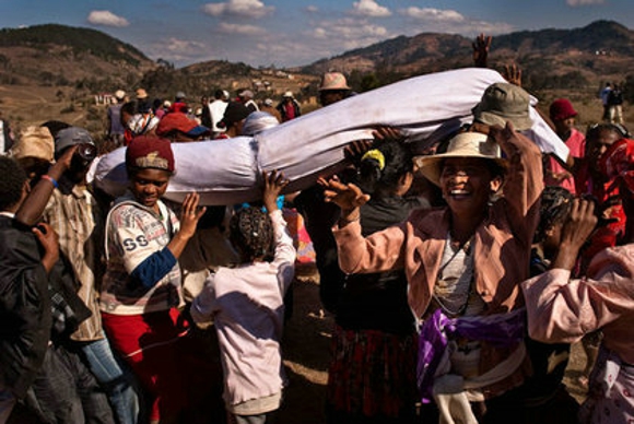 马达加斯加“翻尸节”与尸体共舞 缅怀逝者