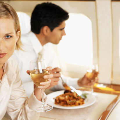 飞机餐有讲究 哪些食物不宜登机前吃