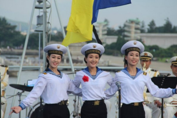 朝鲜海军文工团曝光 女兵穿制服载歌载舞貌美如花
