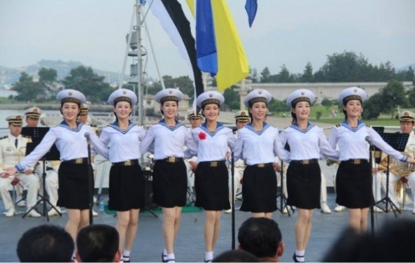 朝鲜海军文工团曝光 女兵穿制服载歌载舞貌美如花(3)