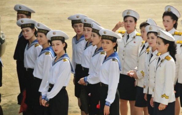 朝鲜海军文工团曝光 女兵穿制服载歌载舞貌美如花(2)