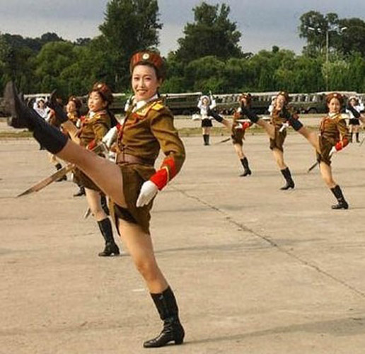 朝鲜海军文工团曝光 女兵穿制服载歌载舞貌美如花(8)