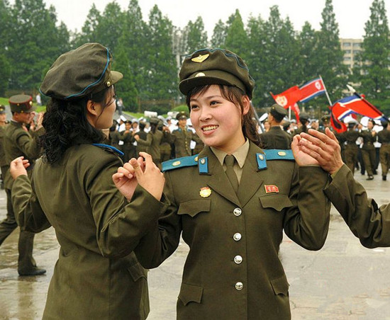 朝鲜海军文工团曝光 女兵穿制服载歌载舞貌美如花(10)