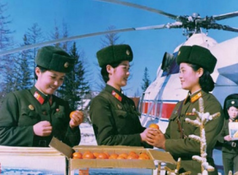 朝鲜海军文工团曝光 女兵穿制服载歌载舞貌美如花(11)