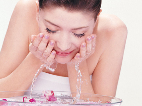 盐水洗鼻可治疗鼻炎 用不含碘食盐兑温水洗