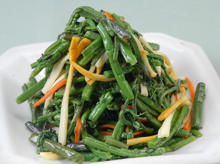 蕨菜的做法：蒜蓉拌蕨菜的做法