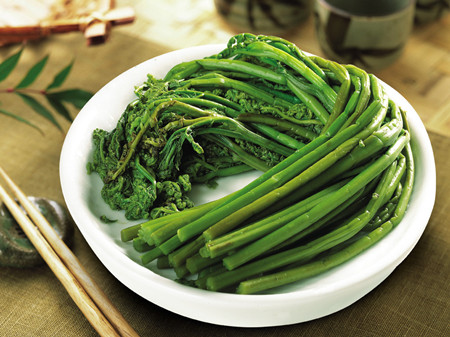 吃蕨菜过量可导致食道癌或者胃癌