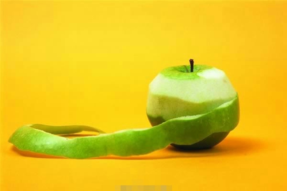 吃苹果到底要不要削皮 世卫组织建议削果皮防农药