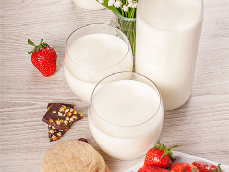 牛奶和水果搭配到胃里会结块吗？