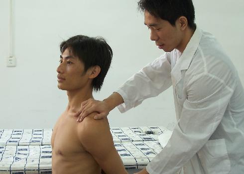 肩膀疼可能是肺癌 肩周炎自我按摩有奇效(2)