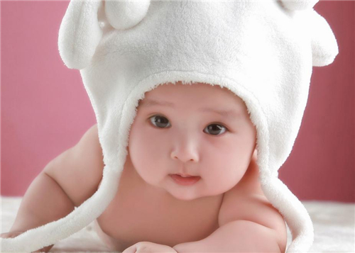 新生儿打嗝的原因 宝宝打嗝可以继续喂奶吗