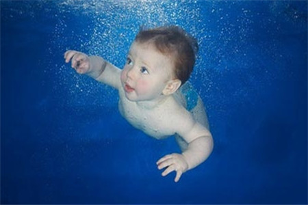 婴儿游泳好不好 婴儿游泳促发育