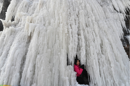 太原村民自制冰雪世界景区 百米冰瀑场面壮观