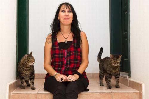 48岁女子与男友分手 伤心欲绝嫁给两只猫
