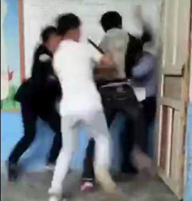 安徽一中学学生拒交考试卷 争吵后群殴老师