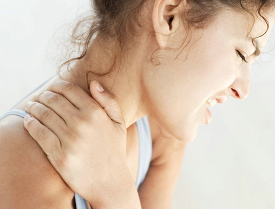 肩颈痛怎么办 坐位肩颈刮拭方法