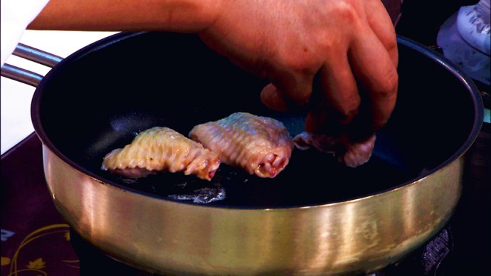 【养生厨房 20160119 播出】菜名：消食紫苏荷包鸡翅；