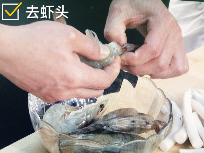 【养生厨房 20160101 播出】 菜名: 暖冬虾菇汤；