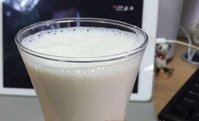 牛奶富含丰富的蛋白质和维生素