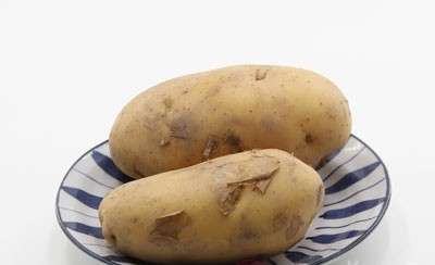 土豆所含的纤维素细嫩，对胃肠黏膜无刺激作用，有解痛或减少胃酸分泌的作用