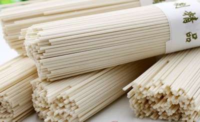 面条是用硬小麦和全麦面粉制作的
