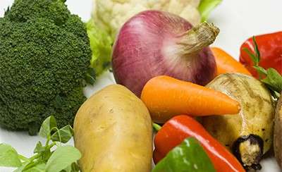 吃蔬菜有利于降低血糖，可提供维生素、矿物质和膳食纤维，还能增加饱感