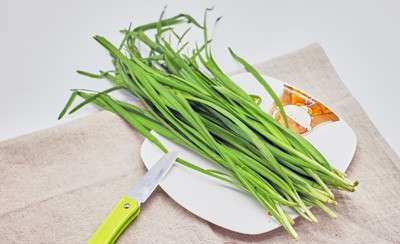 将韭菜切成3.3厘米长的段;.将鲜虾去壳，洗净