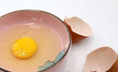 鸡蛋加上少许盐打散;接着把裹着干淀粉的洋葱圈放进鸡蛋液里裹一层蛋液