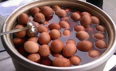 将配料加水1斤煮开，待用;用清水煮鸡蛋至蛋清凝固