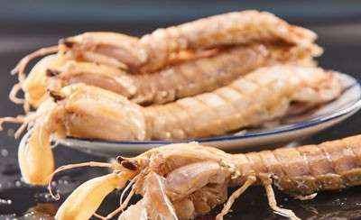 皮皮虾与平时吃的白虾大有不同，因其结构比较复杂，清洗起来比较麻烦，但是我们在烹饪前，一定要将皮皮虾清洗干净，因为它的体表或者壳内可能存在很多泥污和微生物，清洗的工作不能省去，而且讲究一定的技巧