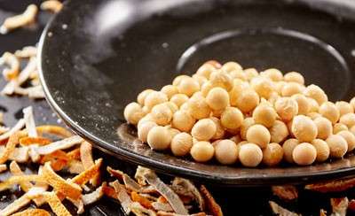 黄豆、青豆和黑豆都是有名的丰胸美乳食品，富含蛋白质、卵磷脂等物质