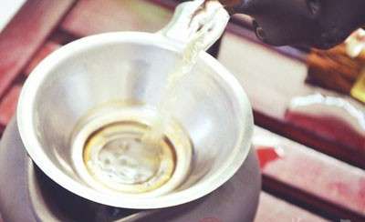茶对铁吸收的抑制作用，是由于茶叶中的鞣酸与铁在消化道内形成不溶解的鞣酸铁