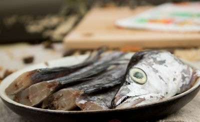 带鱼去掉内脏记得去掉肚子里的黑膜清洗干净切段