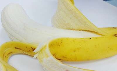 便秘的人应该吃香蕉，因为香蕉含有丰富的食物纤维、维生素A、钾质等，所以有很棒的整肠、强化肌肉、利尿软便功能