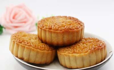 五仁月饼是汉族传统糕点之一，里面的馅由杏仁、桃仁、花仁、麻仁、瓜仁组成