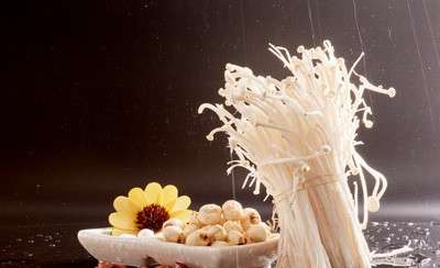 金针菇的菌伞上含有一种叫“鸟苷-5-磷酸”的增鲜剂，在味鲜上远胜于一般其他食用菌