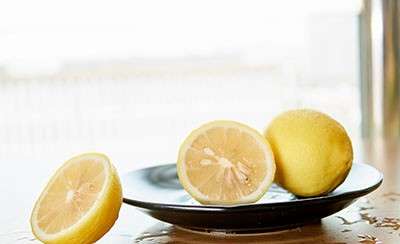 柠檬用盐摩擦表皮(杀菌去果蜡)，用清水洗净
