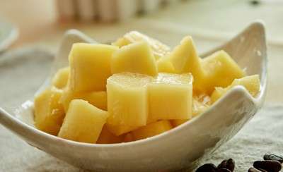 芒果富含蛋白质,是少数富蛋白质的水果,所以芒果吃多了会很容易产生饱的感觉