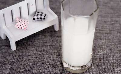 把适量牛奶和水加进面粉，搅拌均匀成面糊