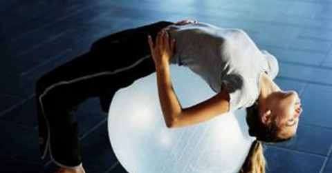 女性练瑜伽球的好处
