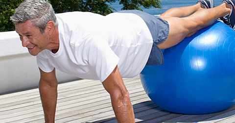 瑜伽球怎么做对腰好