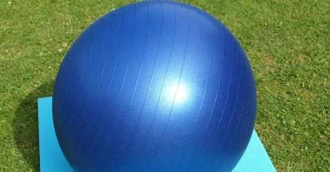 用瑜伽球可以练胸肌吗