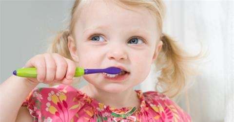 小孩刷牙老是想吐是怎么回事