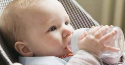 初生婴儿一天喝多少奶