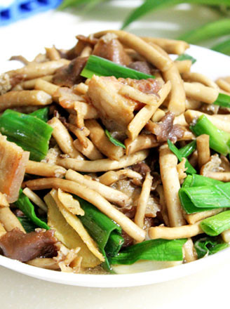 夏季清淡午餐：鲜茶树菇炒肉的做法