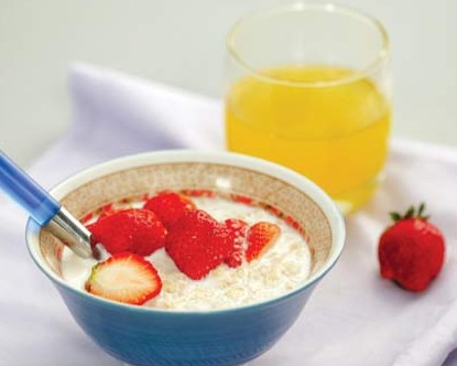 幼儿营养辅食：草莓麦片粥 补充蛋白质