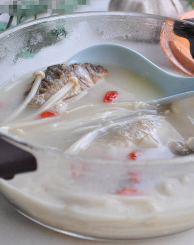 “平民鱼”鲜上加鲜的家常做法----金针菇煮鲫鱼
