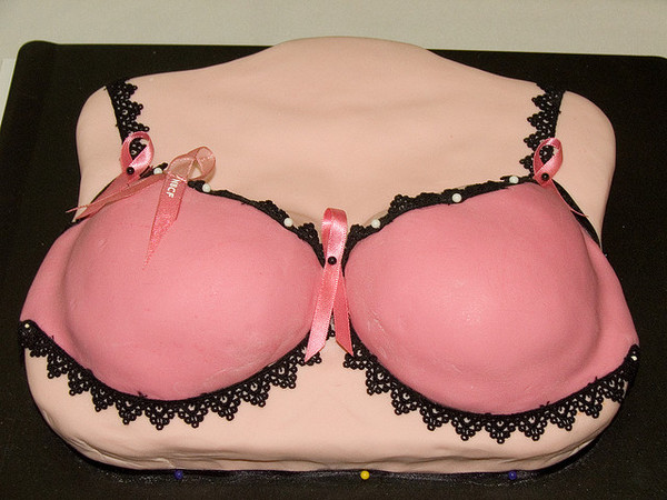惟妙惟肖的胸罩生日蛋糕