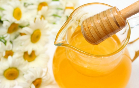 蜂蜜乱敷面膜或毁肤 三类人不宜服用蜂蜜
